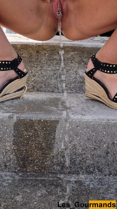 I pee while squatting on steps