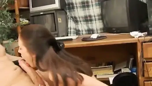 Sevimli esmer kaltakla ateşli üçlü seks