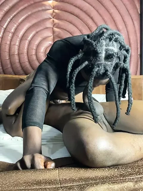 Questo ragazzo scopa così duramente sul letto.io adoro il modo in cui mi scopa