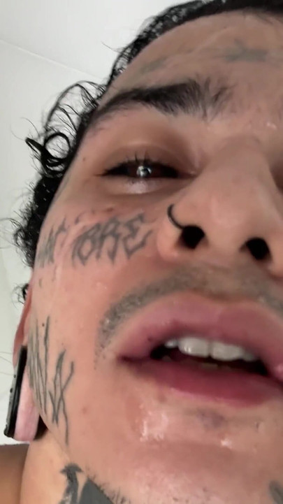 巨型恶魔吞噬小人类