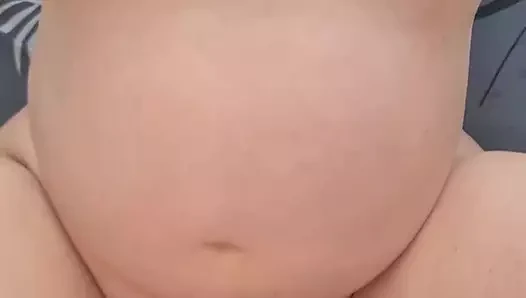 Kåta milf fuskar och får sperma på den nyligen rakade krämiga fittan