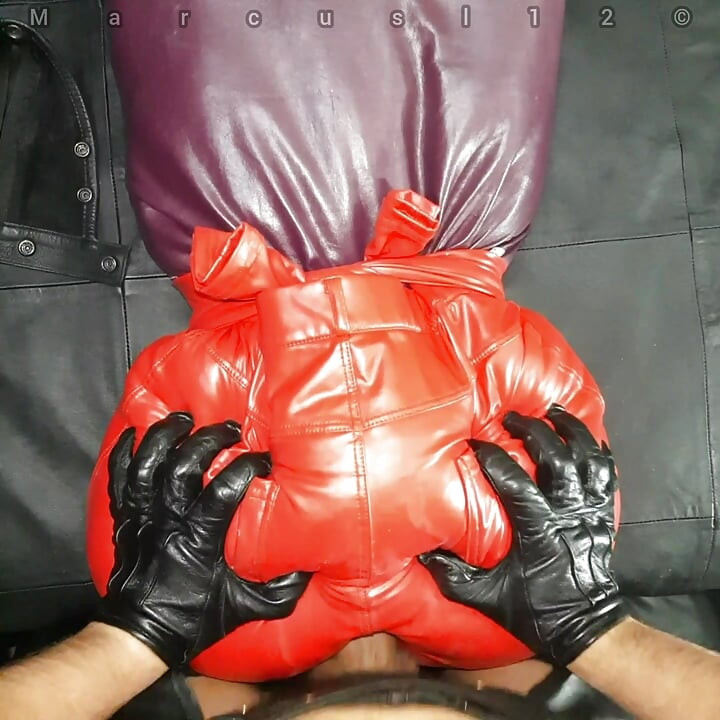 Culo de cuero rojo recibiendo el esmegma de su novio pt2