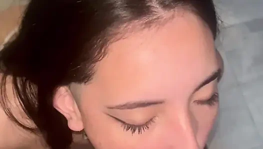 Pelacur mungil ini lagi asik nyepong kontol besar