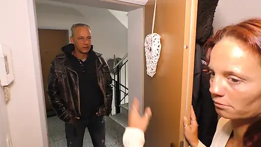 Kızıl saçlı doğal görünümlü orta yaşlı seksi kadın erkeklerinden sikişirken büyük götünü sallıyor