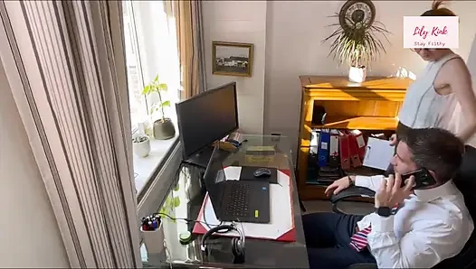 Patronumu ofiste baştan çıkararak masanın üzerinde sikiyorum