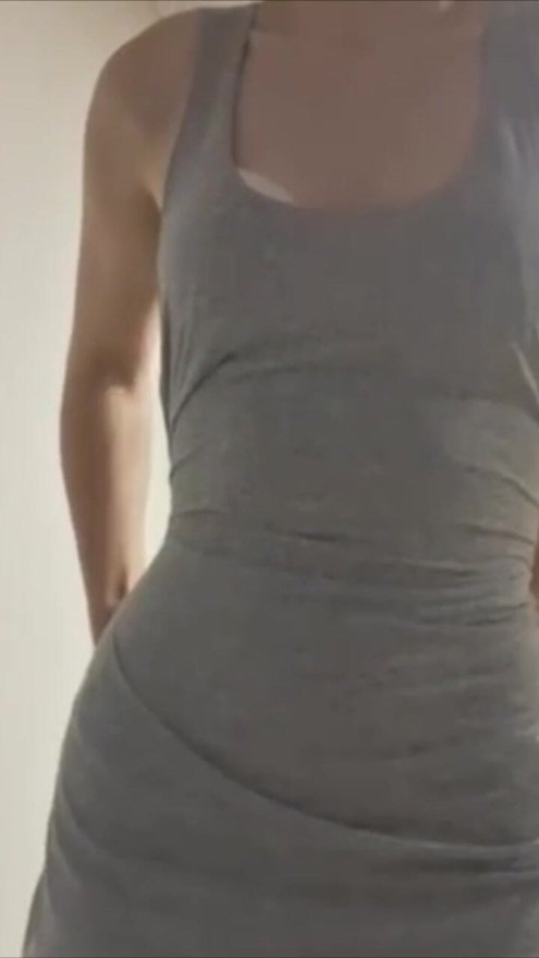 Sweetie se acaricia lentamente en bragas