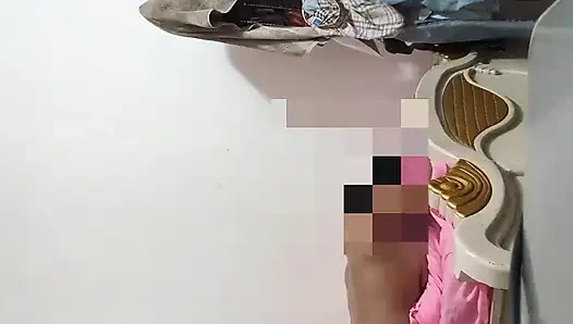 Ateşli bir kızın yatakta korunmasız twerk yapıyor - o ateşli