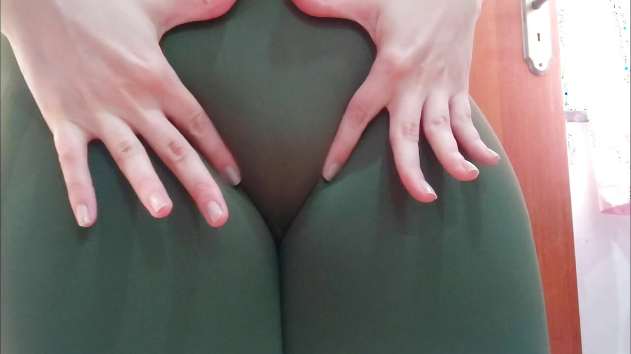 Hot wife in leggings with cameltoe
