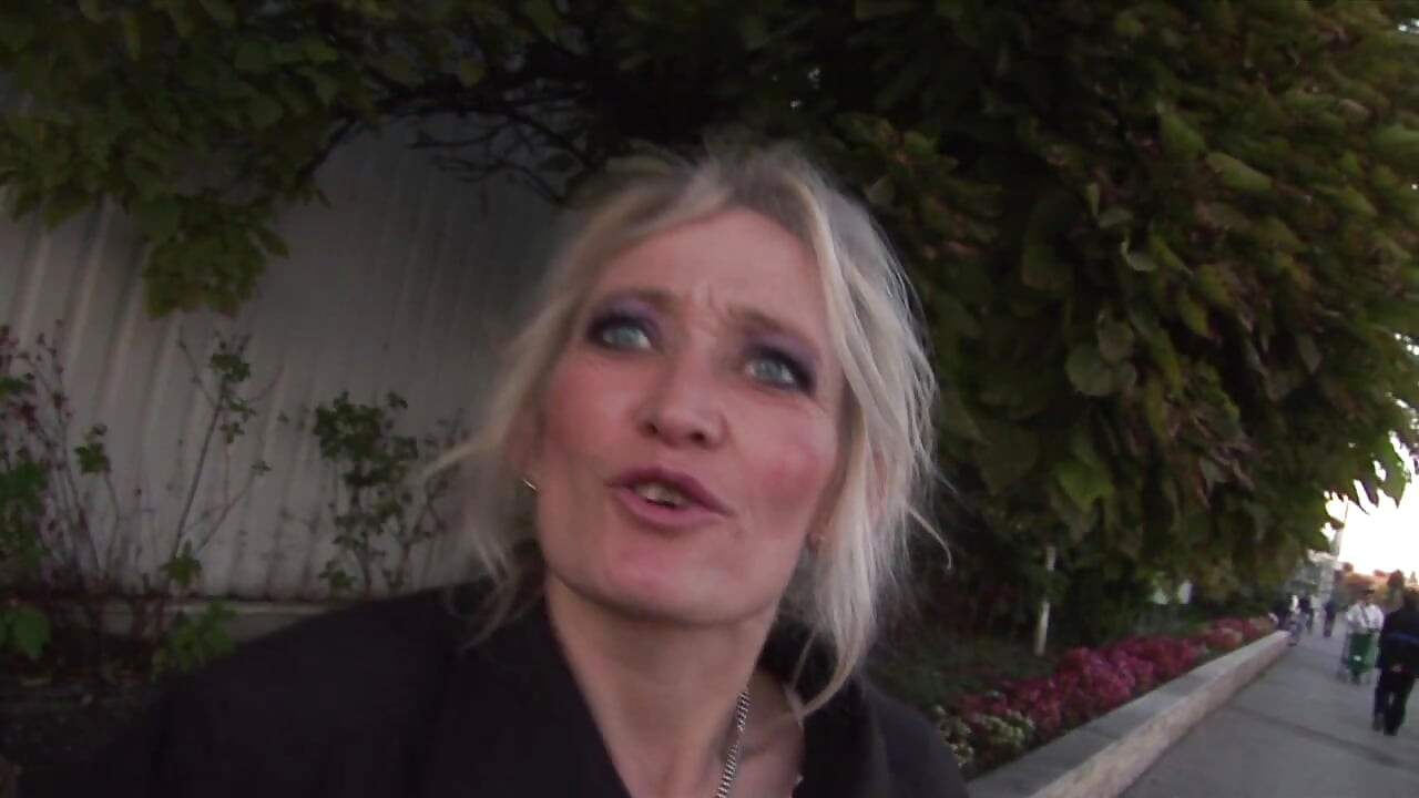 Rubia madura consigue en cuatro al aire libre