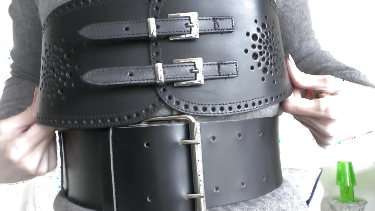Oturma odasında kemer takma, bölüm 3, Lady Victoria Valente