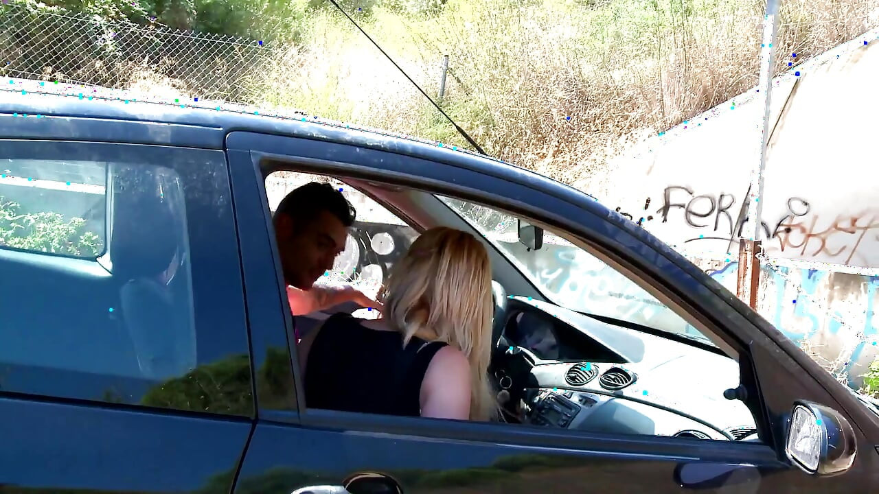 Beautyful joyful cunt of Chica pulsates wide open for majestic pole pump it