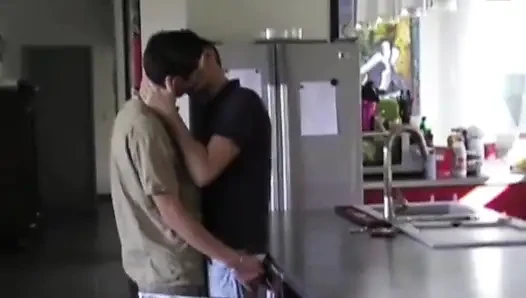 Çok seksi Fransız iri güzeller mutfakta sikişiyor