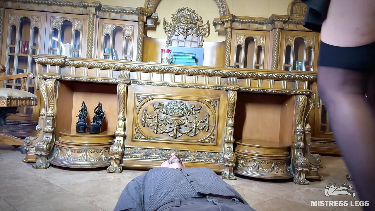 비서실 황금 처벌: 사무원의 목마른 입에 오줌 싸기