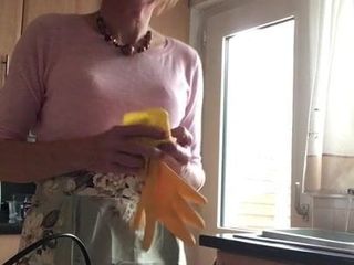A dona de casa Rose 1950 lava os pratos