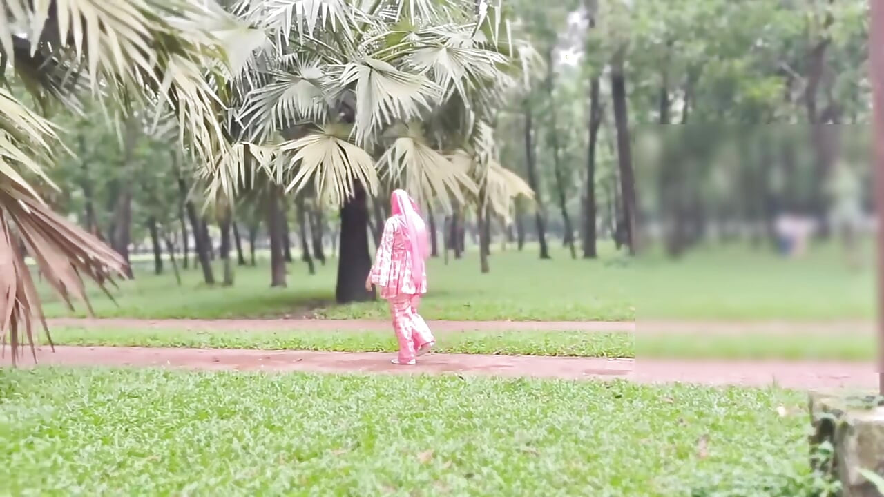 소녀는 공원에 혼자 앉아, 그녀는 그를 충족하고 우정을 사랑.