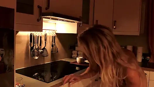 Sie ist eine vollbusige blonde MILf aus frankreich, die gerne schwanz reitet