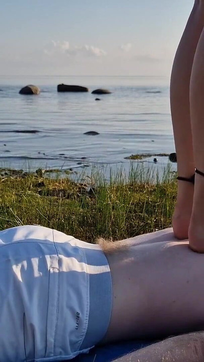 Uzbudljiv trenutak iz filma "Masaža stopala od djevojke s dugim prstima, dugim vitkim nogama u suknji"
