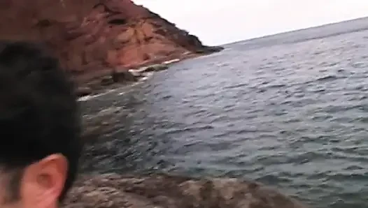 Sulu sarışın tatlı Katy Caro ve Phil Holliday romantik randevunun tadını çıkarmak için deniz kıyısında bir sığınak buldu