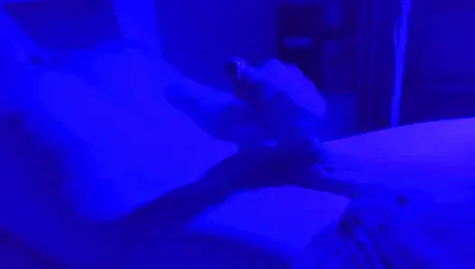 Azgın adam kendi kendine mastürbasyon yapıyor