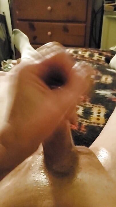 HornyDiver69 sert, yağlanmış ve okşuyor.