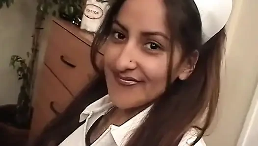 Azgın hasta sakso çektikten sonra seksi hemşireyi sert sikiyor