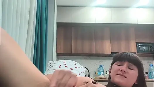 Amatör azgın 18 yaşındaki kız durmadan meme ucu kıskaçlarına boşalıyor anal tıkaç sert bdsm mastürbasyon