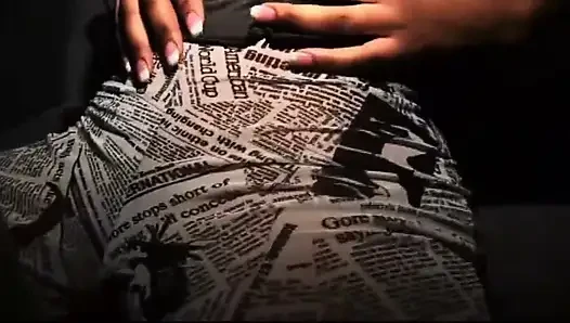 Memek seksi gadis kulit hitam bertato ngentot dalam posisi dogging... Crot di mulut