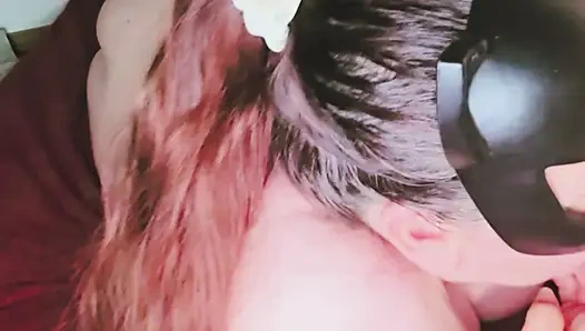 Милфа-толстушка xMaskedMomWifex позволяет ее телу смазать маслом, мастурбировать и отсасывать.