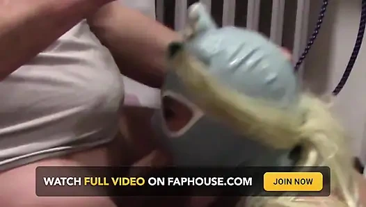 Sarı iki kuyruklu MILF ağzına alıp boşalıyor