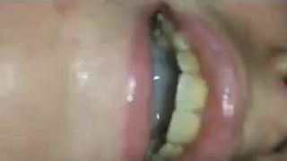 Sperma vullende mond close -up gorgelen met slow motion herhaling