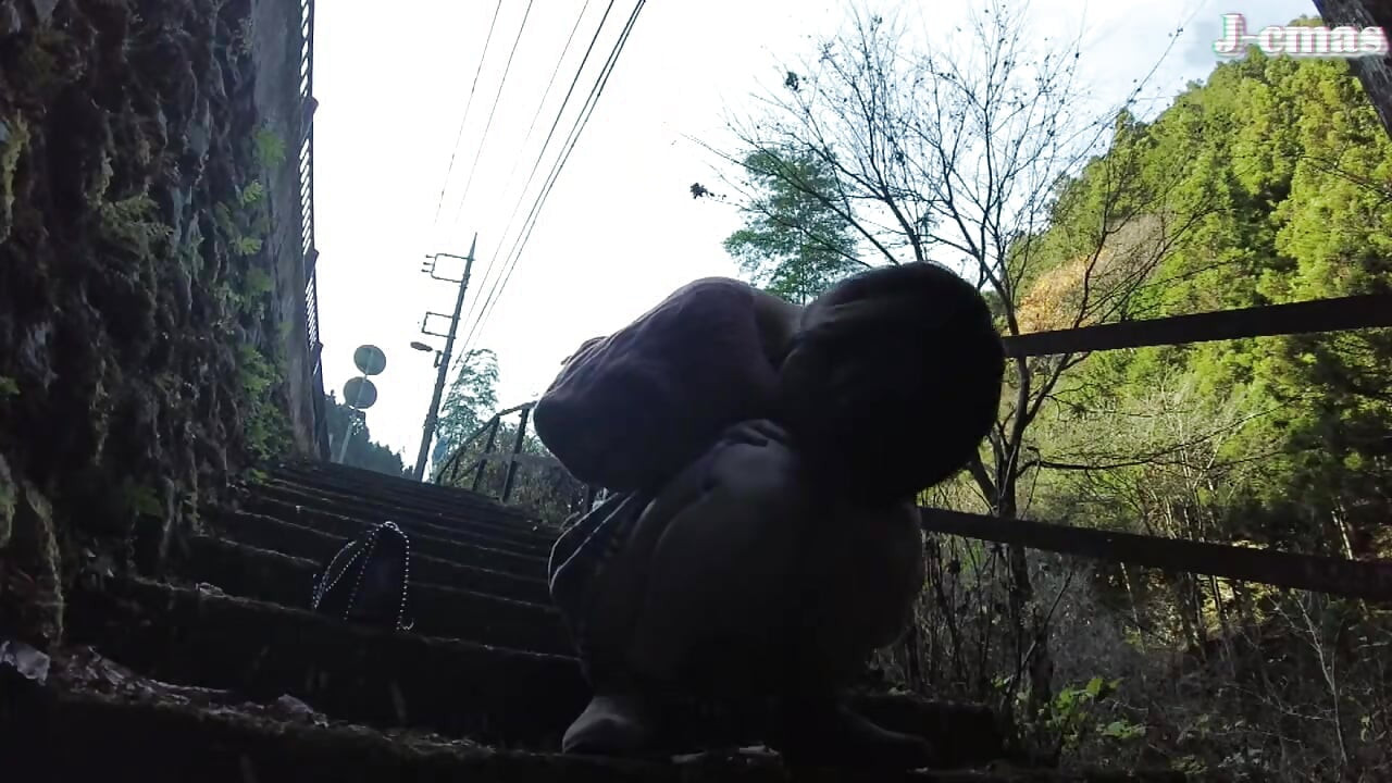 一个大胆的美女拥抱露天, 留下温暖的痕迹, 激情溢出上半场 - c