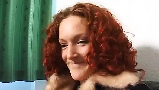 Симпатичная рыжая трахает пальцами ее любовную дырку