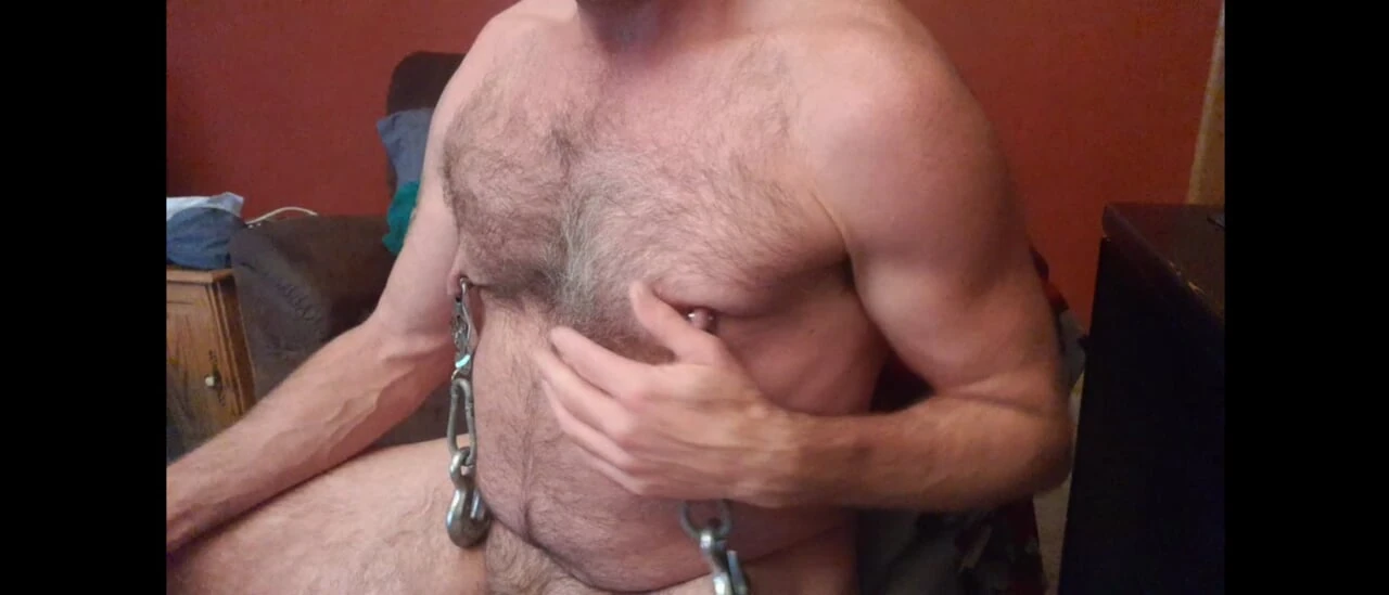 Gay per capezzolo di maiale flette i muscoli per i capezzoli
