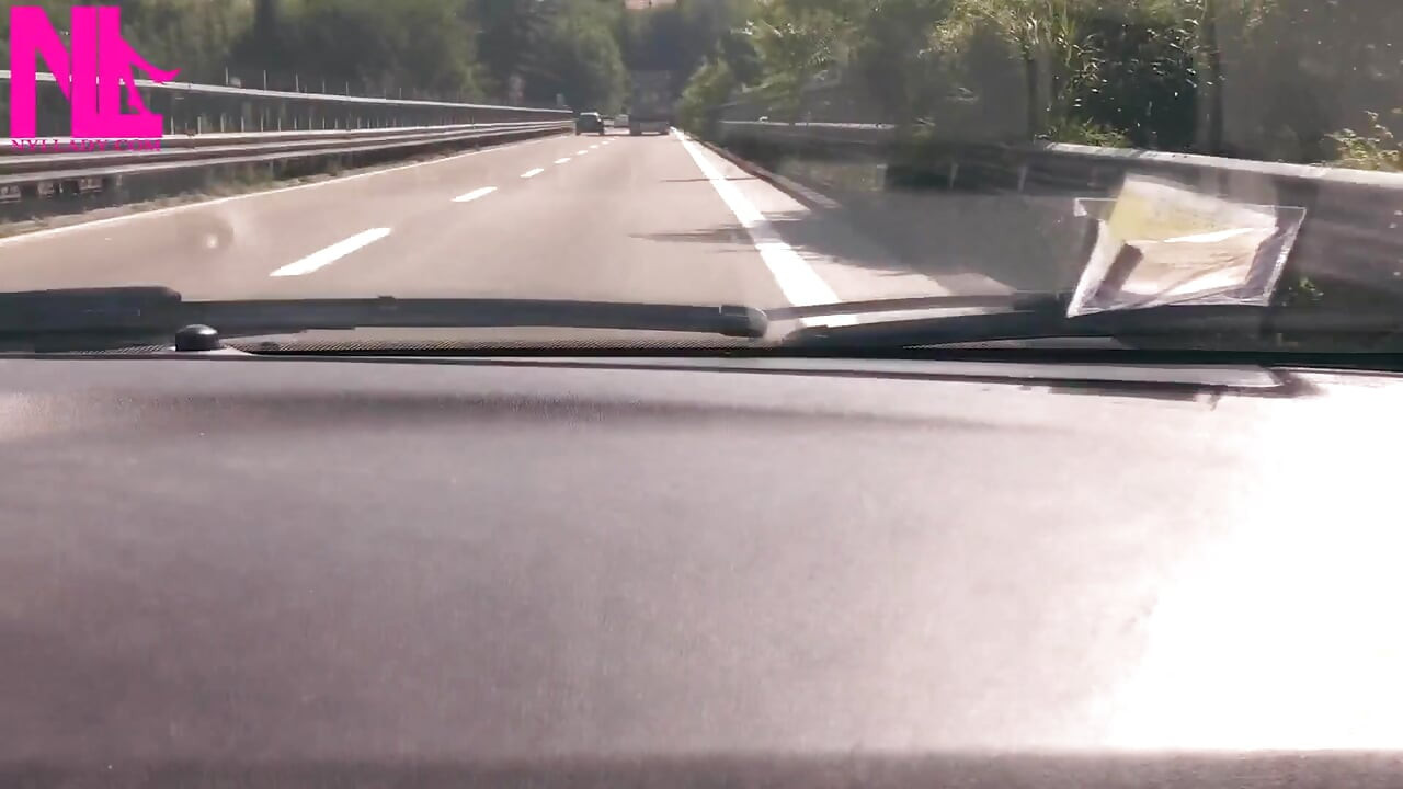 Baumeln auf dem Beifahrersitz im Auto