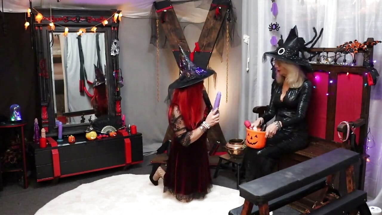 Sissy Dee Wordt Erg Opgewonden Voor Halloween