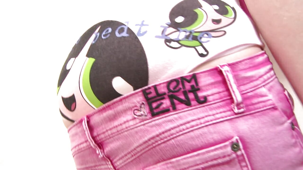 فتاة سمراء مثيرة تظهر الضخمة