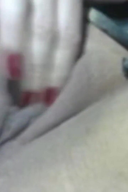 Muž cuckold deli svoju ženu u video pozivu sa veb kamerom