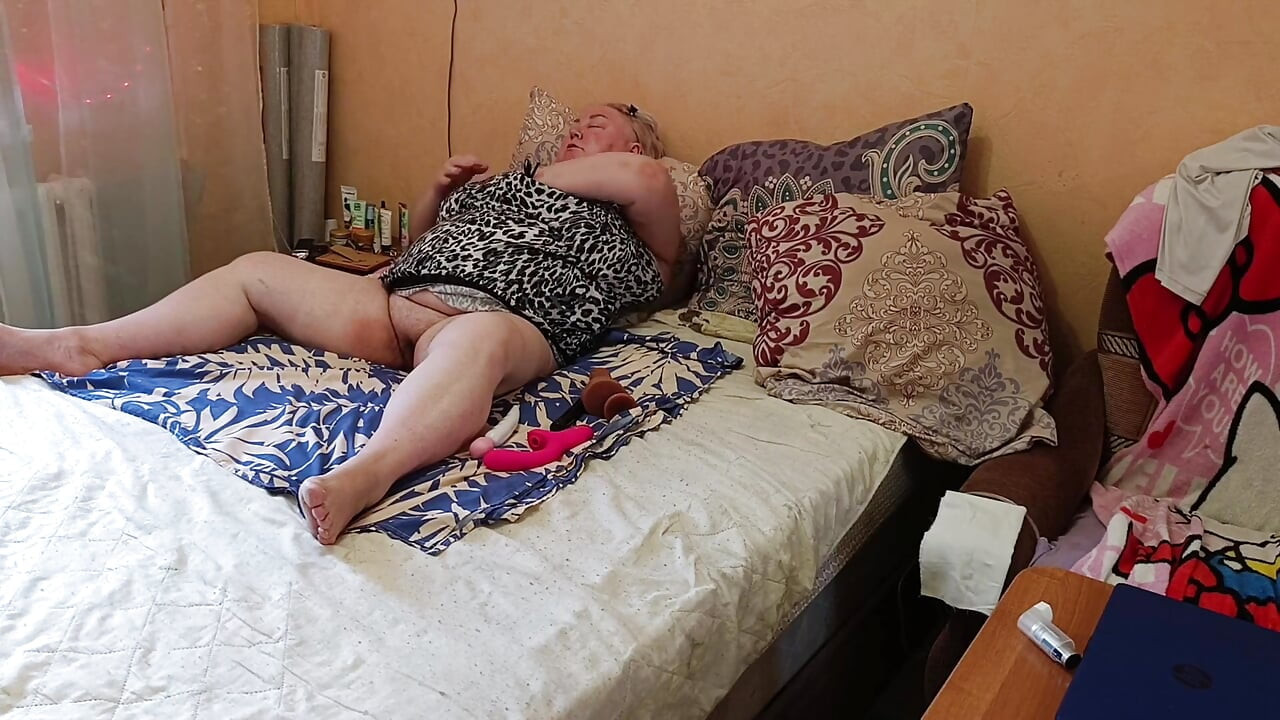Flickvän med stor hårig fitta onanerar med leksaker
