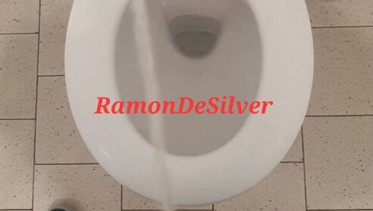 Господин Ramon Pisses в туалете универмага полный, очень мокрый, грязный и совершенно возбужденный
