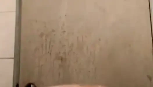 Принимая ванну с фигуристым манекеном с большой.