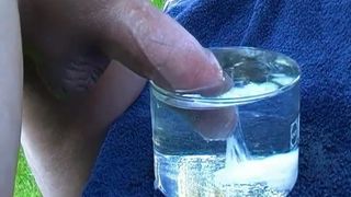Ślinienie się nieoszlifowanego penisa wytryskuje pod wodą - duży wytrysk