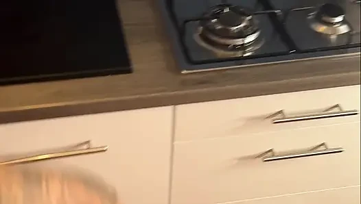 Ateşli İngiliz evli kadın yemek yaparken sikiliyor