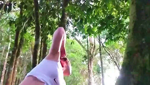 HELLHÄNDES MÄDCHEN MASTURBIERT IM WALD UND ZEIGT IHREN ARSCH