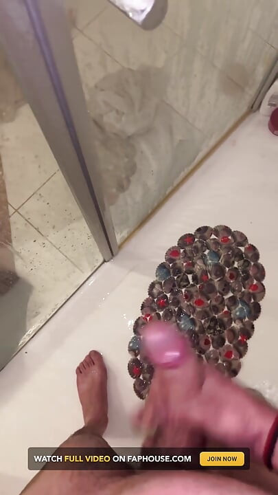 Duşta kendime dokunuyorum