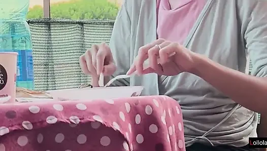 Pasangan Italia sepong kontol di bawah meja setelah makan creampie sampai dalam pov