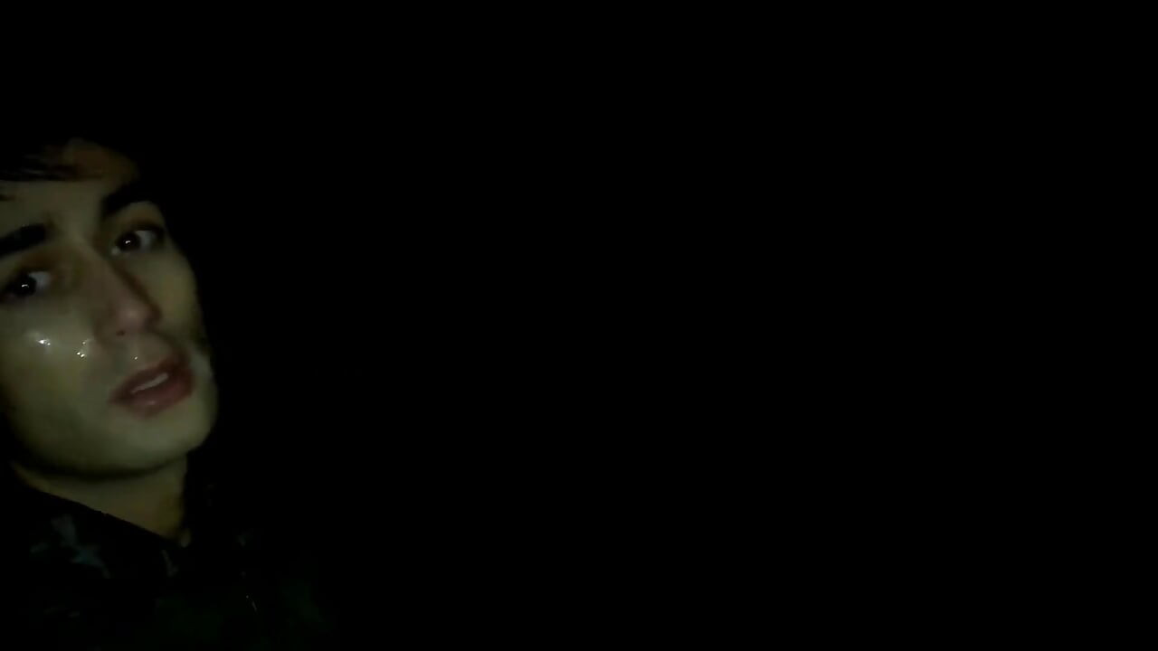 Noche de caminata al aire libre con la cara cubierta por semen y degustación de esperma (video completo)
