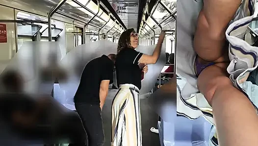 Menggosok dirinya sendiri selama perjalanan kereta bawah tanah di bawah roknya.