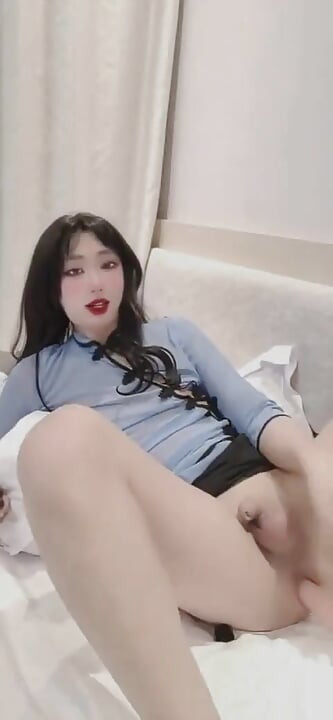 Slut Chinese Sissy Uses a Big Dildo Fucking Machine to Satisfy Herself