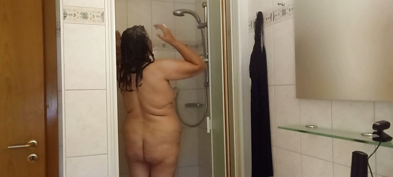 Жирная BBW показывает своё натуральное тело в душе - Часть 3