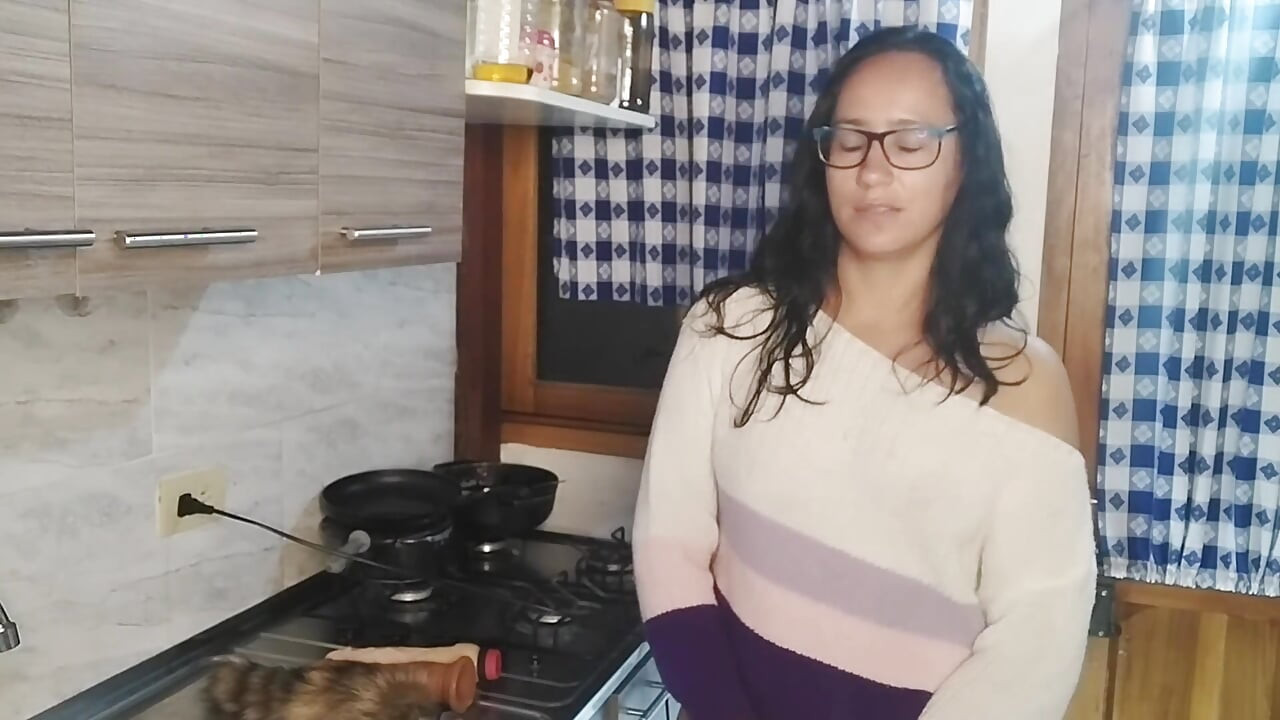 Mama vitregă este futută în bucătărie de iubitul fiicăi vitreg